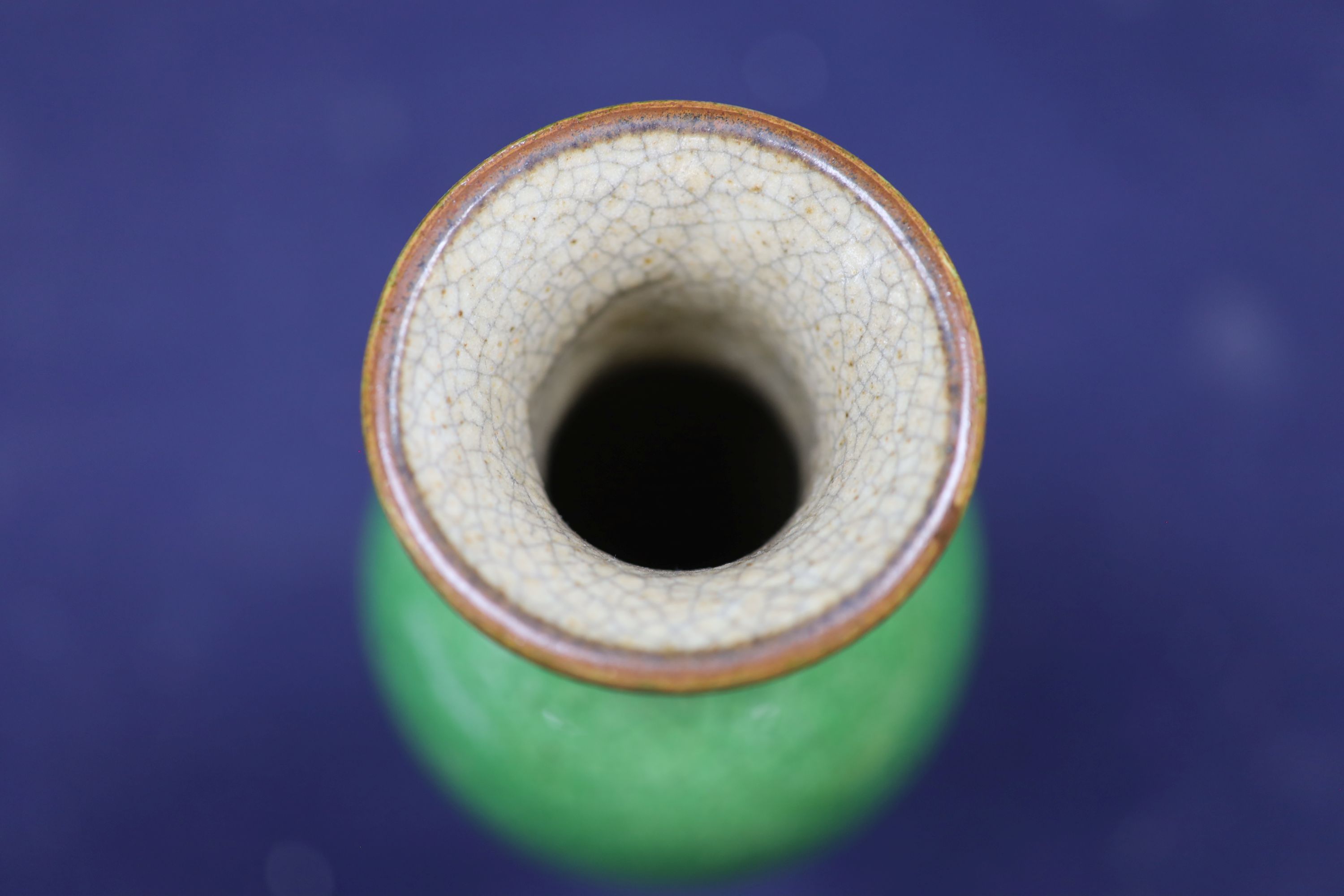 A Chinese green crackle glaze vase, height 23cm
